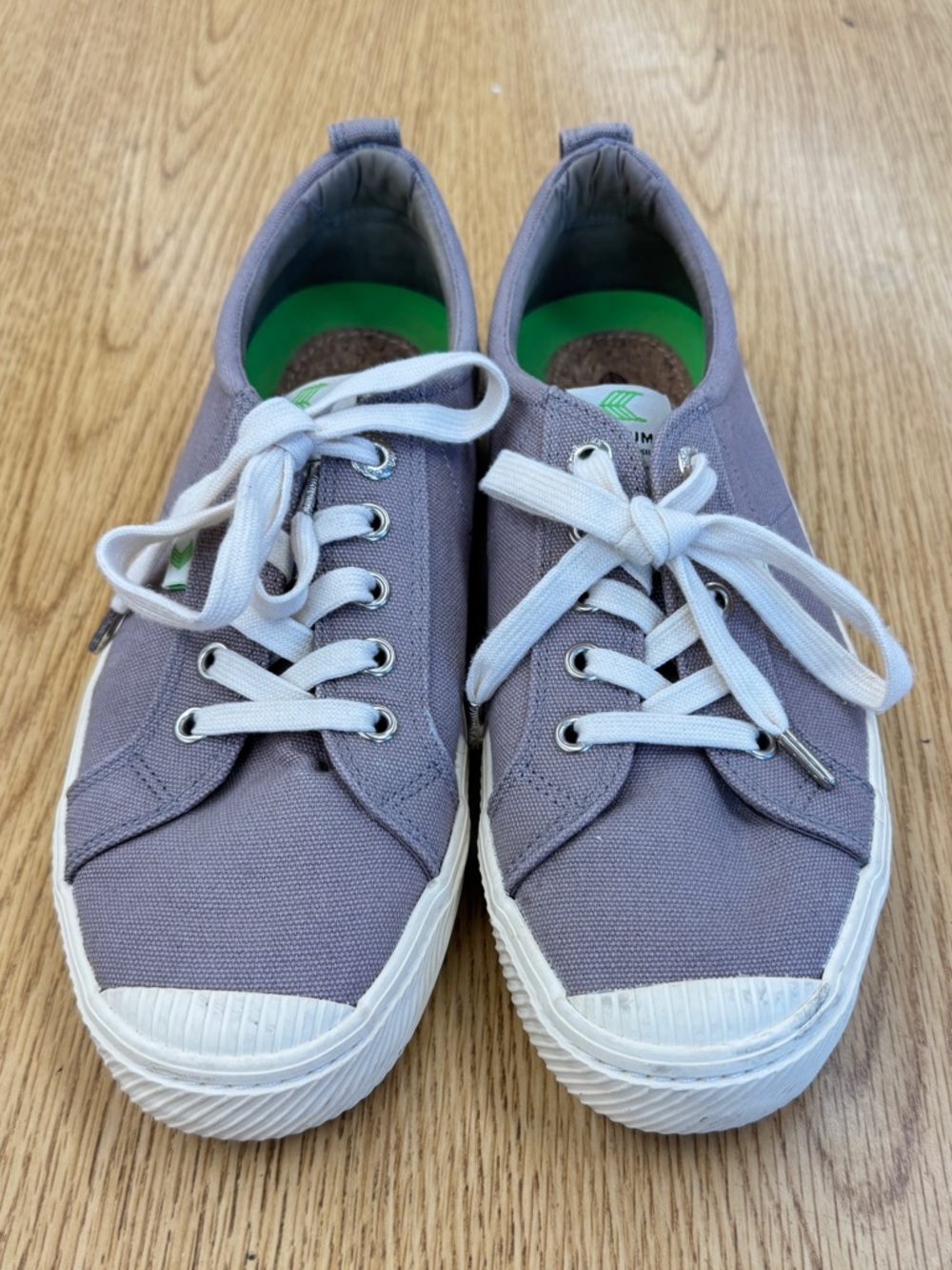 Cariuma Women’s OCA Low Gray Canvas Lace-Up Sneakers with White Soles Size 9